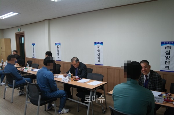 ▲27일소내강당에서출소예정자를상대로구인ㆍ구직만남의날행사를열고있다.(사진제공=울산구치소)