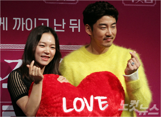 배우윤계상과한예리가27일오후서울압구정CGV에서열린영화‘극적인하룻밤’제작발표회에참석해포즈를취하고있다.(사진=황진환기자)