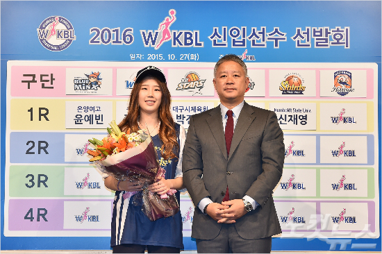 여자프로농구신인드래프트전체5순위로인천신한은행에지명된신재영(사진왼쪽)과정인교감독(사진제공/WKBL)