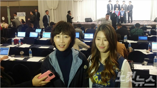LA올림픽여자농구은메달리스트인김화순동주여고코치(사진왼쪽)와여자프로농구신인드래프트5순위로신한은행에입단하는신재영(사진/노컷뉴스)