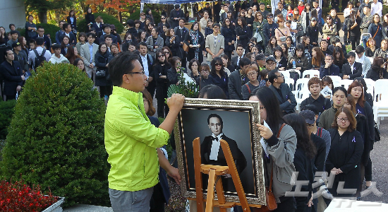 지난25일경기도안성유토피아추모관에서열린故신해철사망1주기추모식에서많은팬들이고인의사진액자뒷편에메시지를적고있다.(사진=박종민기자)