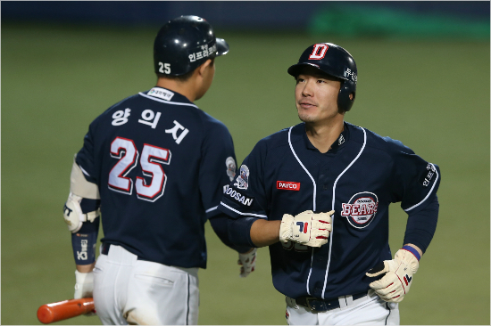 체력적부담에도투혼으로두산을이끌고있는김재호(오른쪽)와양의지.(사진=두산베어스제공)