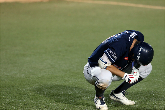한국시리즈1차전에서손가락부상을당한정수빈.(사진=두산베어스제공)