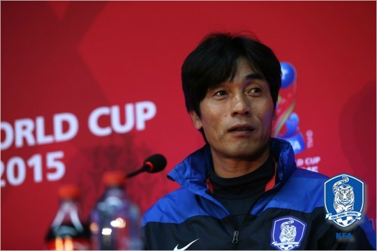 한국U-17대표팀의최진철감독(사진제공/KBL)