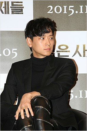 '검은사제들'에최부제역으로출연하는배우강동원.(사진=공식홈페이지캡처)