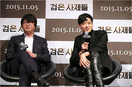 배우김윤석과강동원.(사진=공식홈페이지캡처)