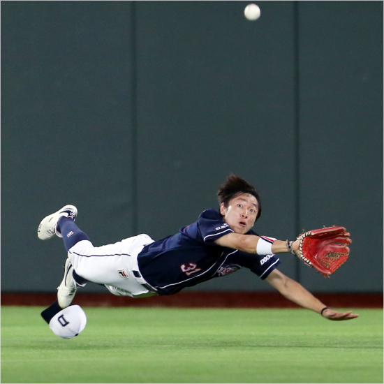 '꼭잡고말겨'잠실에서열리는삼성과한국시리즈3~5차전에사실상정수빈(사진)의폭넓은중견수수비없이나서야하는두산.(자료사진=두산베어스)