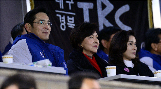 '첫가족관전?'삼성전자이재용부회장(왼쪽부터)과어머니홍라희삼성미술관리움관장,여동생이서현삼성물산사장이29일삼성-두산의한국시리즈3차전을지켜보고있다.(잠실=삼성라이온즈)