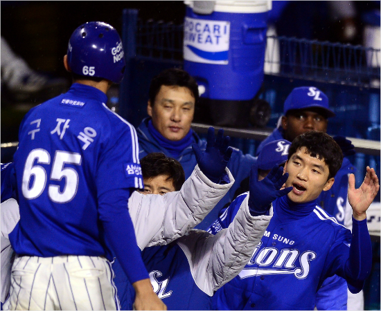 '자욱아,나는괜찮다.리틀이승엽이뛰니까'삼성구자욱이29일두산과한국시리즈1차전에서선제득점한뒤더그아웃으로들어오자이승엽(가운데),박해민(오른쪽)등동료들이반기는모습.(잠실=삼성)