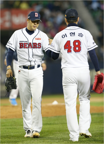 '두산최고의좌완조합'두산장원준(왼쪽)이29일삼성과한국시리즈3차전에서8회2사에서마운드를이현승에게넘기는모습.(자료사진=두산)