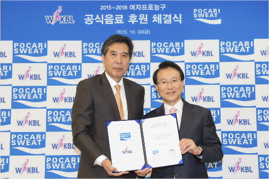 신선우WKBL총재(왼쪽)와이원희동아오츠카대표이사가30일공식음료후원협약을맺고포즈를취하고있다.(사진=WKBL)