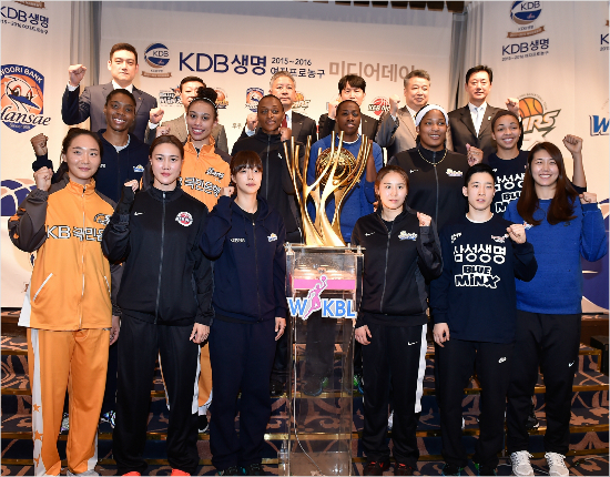 '자이제시작이다!'6개구단감독과주장,외국선수들이지난19일2015-2016여자프로농구미디어데이에서선전을다짐하는모습.(자료사진=WKBL)