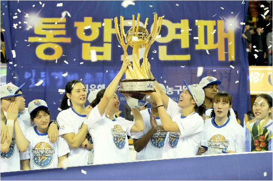우리은행선수들이지난시즌통합3연패를달성한뒤우승컵을들고기뻐하는모습.(자료사진=WKBL)