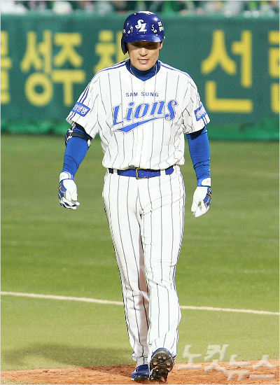 2013년두산과한국시리즈승부처에서범타로물러난뒤이승엽이더그아웃으로들어가는모습.(자료사진=황진환기자)