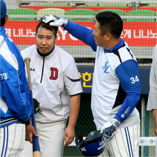 '희관아,5차전에서는좋은공줘라'삼성최형우(오른쪽)가지난27일한국시리즈2차전에앞선훈련에서1차전상대선발유희관에게장난을치는모습.(자료사진=삼성)