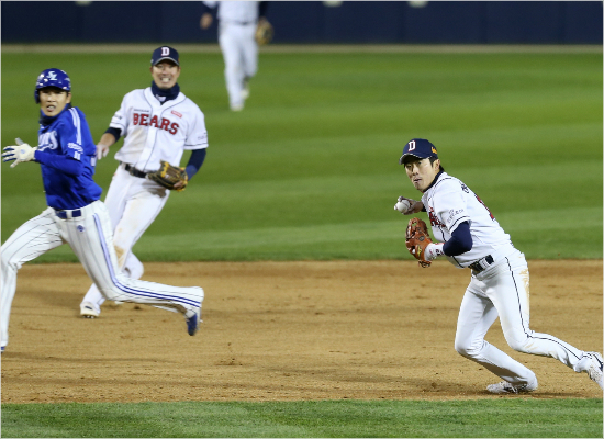 두산3루수허경민이30일삼성과한국시리즈4차전9회1사만루에서김상수의땅볼을잡아홈으로송구하는모습.(자료사진=두산베어스)