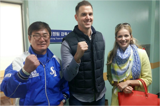 삼성더그아웃을방문해류중일감독과사진을찍은릭밴덴헐크(가운데).(사진=삼성라이온즈제공)