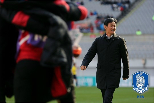 지난여름거액의연봉을제시했던중국슈퍼리그장쑤쑨텐의러브콜을뒤로하고FC서울잔류를선택한최용수감독은FA컵우승으로자신의선택이틀리지않았다는것을입증했다.(자료사진=대한축구협회)