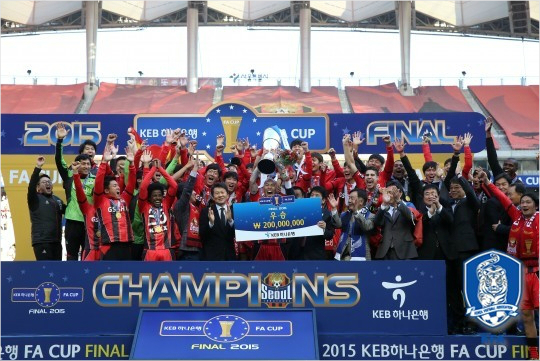 차두리(가운데)는선수로서마지막경기였던인천과FA컵결승에서풀타임활약하며FC서울의우승을이끌었다.올시즌을끝으로현역에서은퇴하겠다는계획을일찌감치밝혔던차두리는올시즌의잔여경기에출전하지않을계획이다.(자료사진=대한축구협회)