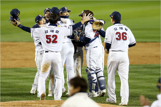 두산이14년만에한국시리즈정상에올랐다.(사진=두산베어스제공)