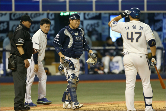 "아프다."NC와플레이오프에서파울타구에맞아부상을당했지만,진통제를먹고출전을강행한양의지.(사진=두산베어스제공)