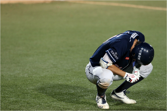 "아파도계속뛸수있습니다."1차전에서부상을당하고도3차전부터출전해두산의한국시리즈우승을견인한정수빈.(사진=두산베어스제공)