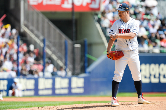 "2년전아픔씻었어요."유희관이2년전한국시리즈아픔을딛고마지막5차전승리투수가됐다.(사진=두산베어스제공)