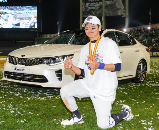 두산정수빈이10월31일삼성과한국시리즈5차전에서우승을이끌며시리즈MVP에오른뒤부상으로받은K5승용차앞에서포즈를취하고있다.(잠실=두산베어스)