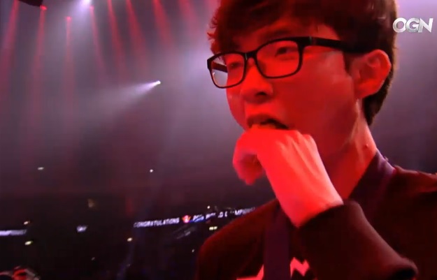 롤드컵 결승전 미디어데이에서 약속한 브로컬리 먹기 공약을 지키는 이상혁(사진=OGN 생방송 캡처).