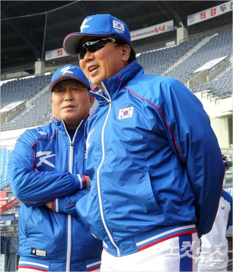 '동열아,누구로해야하겠니?'야구국가대항전'프리미어12'에대비한훈련도중김인식대표팀감독(왼쪽)과선동열코치가대화를나누는모습.(자료사진=박종민기자)
