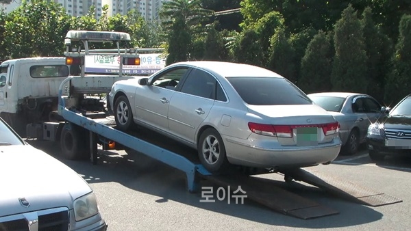 ▲관세고액체납자소유승용차를견인하고있다.(사진제공=부산세관)