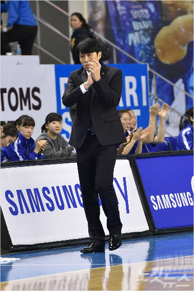 춘천우리은행의위성우감독(사진제공/KBL)