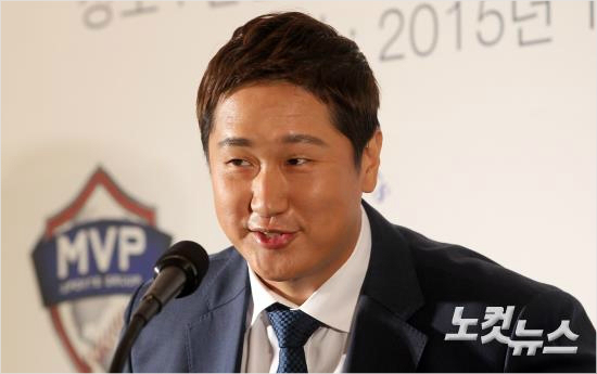 "메이저리그에도전하겠습니다."이대호가메이저리그진출을선언했다.(황진환기자)
