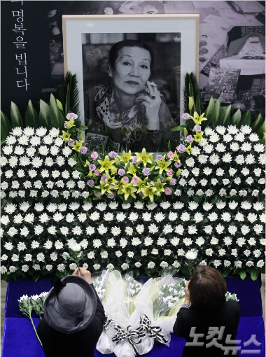 지난8월향년91세를일기로별세한고(故)천경자화백의추도식이지난달30일서울시립미술관서소문본관1층로비에서열렸다.유족과문화예술계인사그리고시민등200여명이참석해애도했다.(사진=황진환기자/노컷뉴스)