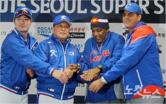 한국야구대표팀박병호(왼쪽부터)와김인식감독,쿠바야구대표팀빅토르메사감독과요스바니토레스가3일오후서울고척스카이돔에서열린'2015서울슈퍼시리즈'에서기념촬영을하고있다.(사진=박종민기자)