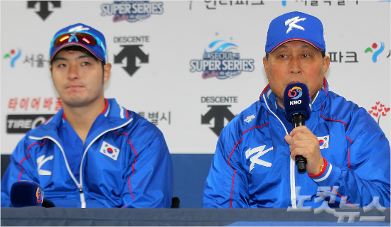 한국야구대표팀김인식감독(오른쪽)과박병호가3일오후서울고척스카이돔에서열린'2015서울슈퍼시리즈'기자회견에서취재진의질문에답하고있다.(사진=박종민기자)