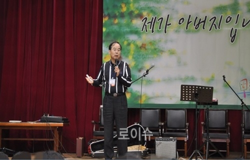 ▲(사)두란노아버지학교운동본부후원으로수용자41명에대해10월10~31일4회에걸쳐‘아버지가살아야가정이산다’는주제로교육을하고있다.