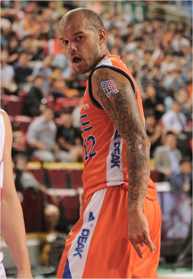 'I'llbeback!'오른무릎에이어왼무릎까지탈이나전력에서이탈한전자랜드안드레스미스.(자료사진=KBL)
