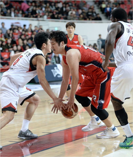 '우리는도둑집단!'KGC강병현(왼쪽)이모비스와경기에서상대함지훈의공을가로채는모습.(자료사진=KBL)