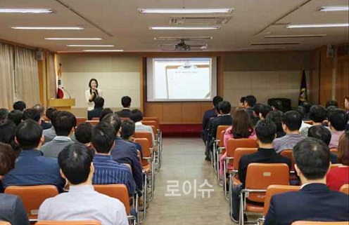 ▲부산동부지원대회의실에서친절교육이진행되고있다.(사진제공=부산동부지원)