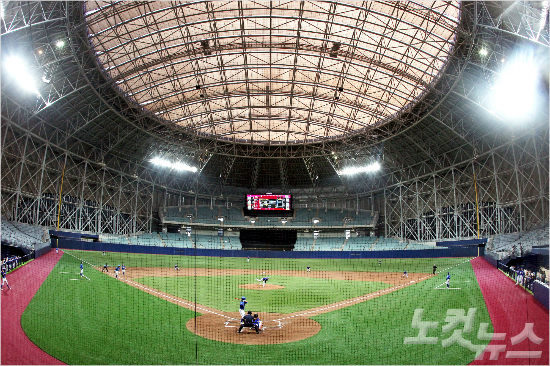 한국과쿠바의'2015서울슈퍼시리즈'경기가열린고척스카이돔.밝은조명과천정채광에뜬공수비가어렵다는선수들의평가가나왔다.(자료사진=윤성호기자)