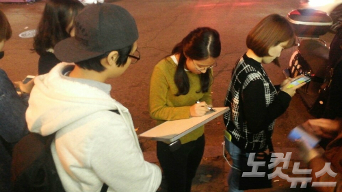 4일저녁서울홍대인근롤링홀에서열린'역사교과서국정화반대공연'에동참하기위해줄을선한관객이화이트보드에국정화반대의뜻을담은글을적고있다.(사진=김현식기자/노컷뉴스)
