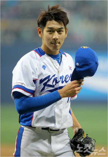 4일서울고척스카이돔에서열린'2015서울슈퍼시리즈'대한민국과쿠바의경기에서삼자범퇴로4회초를막아낸이대은이더그아웃으로향하고있다.(사진=박종민기자)