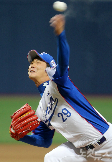 '이게김광현표체인지업!'4일서울고척스카이돔에서열린2015서울슈퍼시리즈대한민국과쿠바의경기에서김광현이혼신의투구를펼치는모습.(사진=박종민기자)