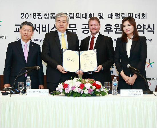 평창동계올림픽조직위원회곽영진부위원장(왼쪽부터),조양호조직위원장,EF크리스토퍼맥코믹부사장등이5일교육서비스부문후원협약을마친뒤포즈를취하고있다.(사진=평창조직위)