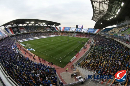 K리그클래식수원삼성은최근홈경기장인수원월드컵경기장의관리주체인경기도수원월드컵경기장관리재단과경기장내독점적상업권을두고불거진갈등에홈경기장이전도고려하고있다.(자료사진=한국프로축구연맹)