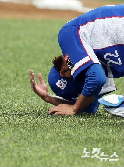 쿠바전에서오른손등에타구를맞은우규민.(윤성호기자)