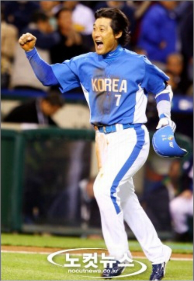 2006년월드베이스볼클래식일본과2라운드경기에서결승타를때려내고환호하는이종범.(자료사진)