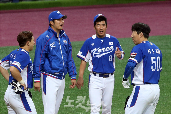 '이번에는들러리없다'5일서울고척스카이돔에서열린'2015서울슈퍼시리즈'대한민국과쿠바의경기에서손아섭(왼쪽부터),장원준,정근우,김현수등이경기후아쉬운표정을짓는모습.(사진=윤성호기자)