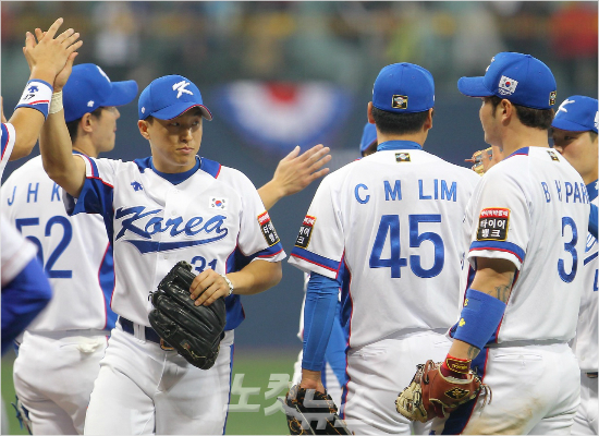 '가기전에제대로하고가라'손아섭(왼쪽)이4일'2015서울슈퍼시리즈'쿠바와경기에서6-0으로승리한뒤임창민(가운데),박병호(오른쪽)등동료들과기쁨을나누는모습.(자료사진=박종민기자)